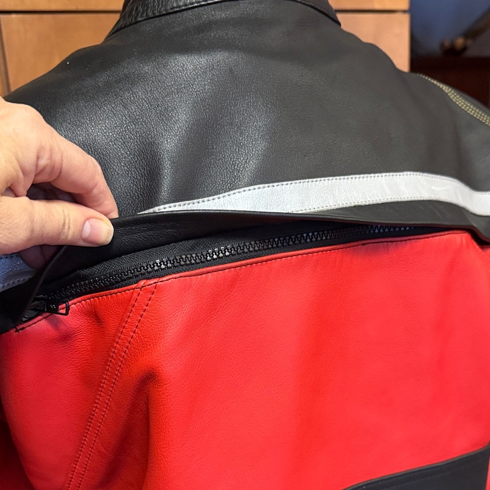 HJC professional Black and Red Leather Motorcycle Jacket. 48 - Picture 3 of 15